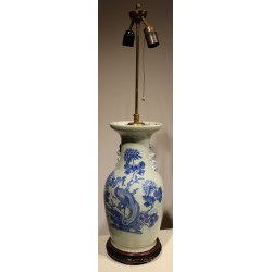 Paire de vases chinois bleu-blanc montés en lampes