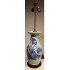 Paire de vases chinois bleu-blanc montés en lampes