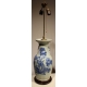 Paire de vases chinois bleu-blanc montés en lampes