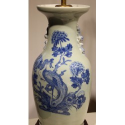 Paire de vases chinois bleu-blanc montés en lampes