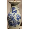 Paire de vases chinois bleu-blanc montés en lampes