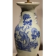 Paire de vases chinois bleu-blanc montés en lampes