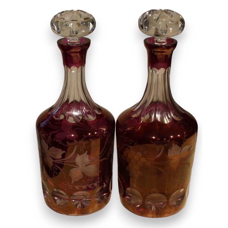 Paire de carafes "Aux raisins" en cristal rouge