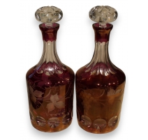 Paire de carafes "Aux raisins" en cristal rouge