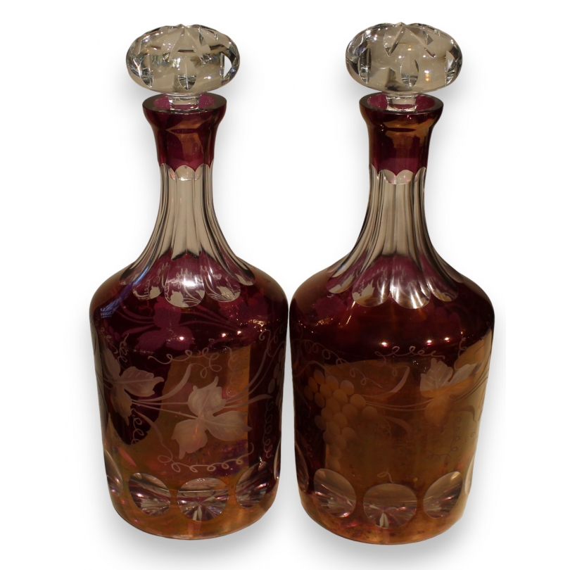 Paire de carafes "Aux raisins" en cristal rouge