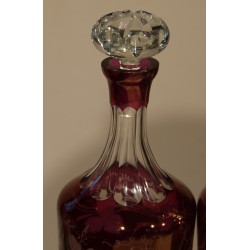 Paire de carafes "Aux raisins" en cristal rouge