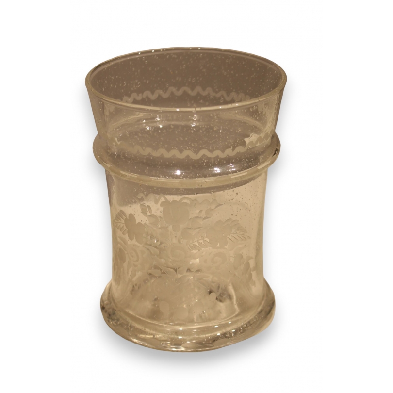 Verre décor gravé de fleurs