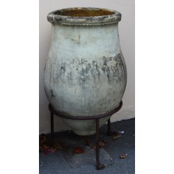 Amphore en terre cuite, socle en fer