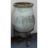 Amphore en terre cuite, socle en fer