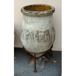 Amphore en terre cuite, socle en fer