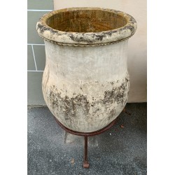 Amphore en terre cuite, socle en fer