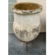 Amphore en terre cuite, socle en fer