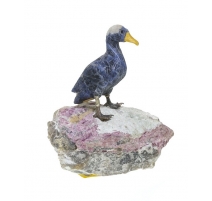 Canard en sodalite sur son socle en feldspath rose