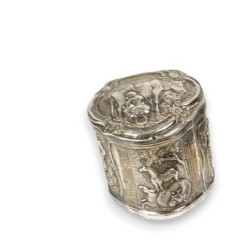 Boite en argent décor repoussé vache et moutons