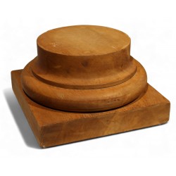 Piédestal en forme de colonne tronquée