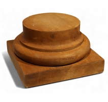 Piédestal en forme de colonne tronquée