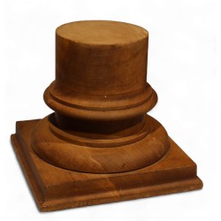 Piédestal en forme de colonne tronquée