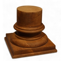 Piédestal en forme de colonne tronquée