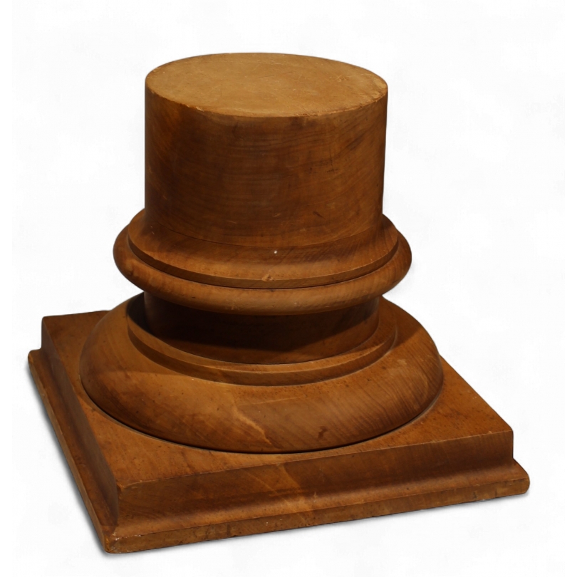 Piédestal en forme de colonne tronquée