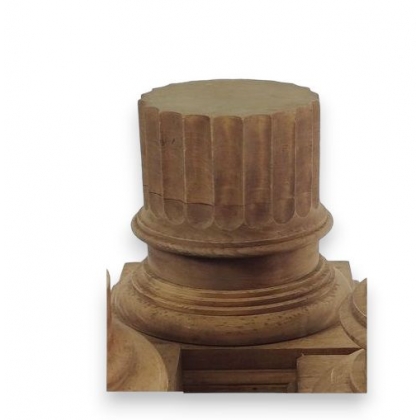 Piédestal en forme de colonne tronquée cannelée