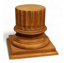 Piédestal en forme de colonne tronquée cannelée