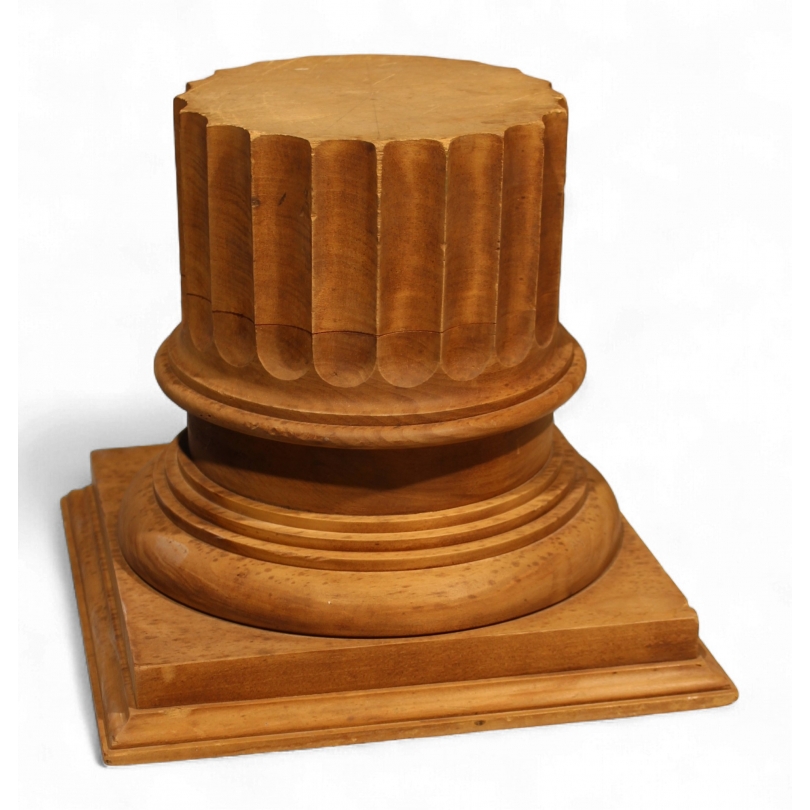 Piédestal en forme de colonne tronquée cannelée
