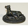 Bronze \"Chien couché\" signé BARYE