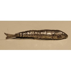 Baleine articulée en argent, yeux rouges
