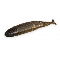 Poisson articulé en argent, yeux rouges