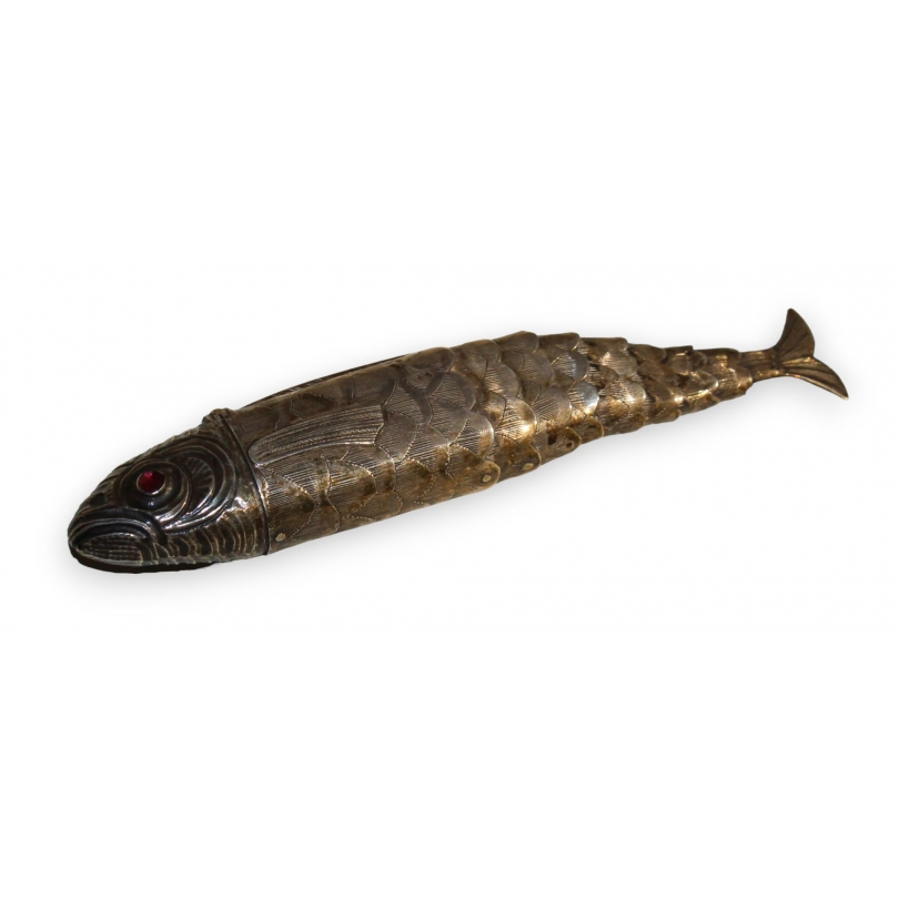 Poisson articulé en argent, yeux rouges
