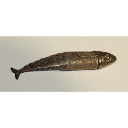 Poisson articulé en argent, yeux rouges