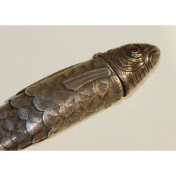 Poisson articulé en argent, yeux rouges