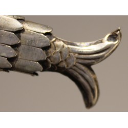Poisson articulé en argent, yeux bleus