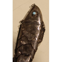 Poisson articulé en argent, yeux bleus