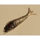 Poisson articulé en argent, yeux rouges