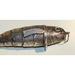 Poisson articulé en argent, yeux en verre