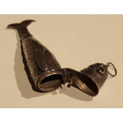 Poisson articulé en argent, yeux en verre