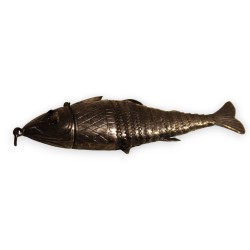 Poisson articulé en argent, yeux rouges