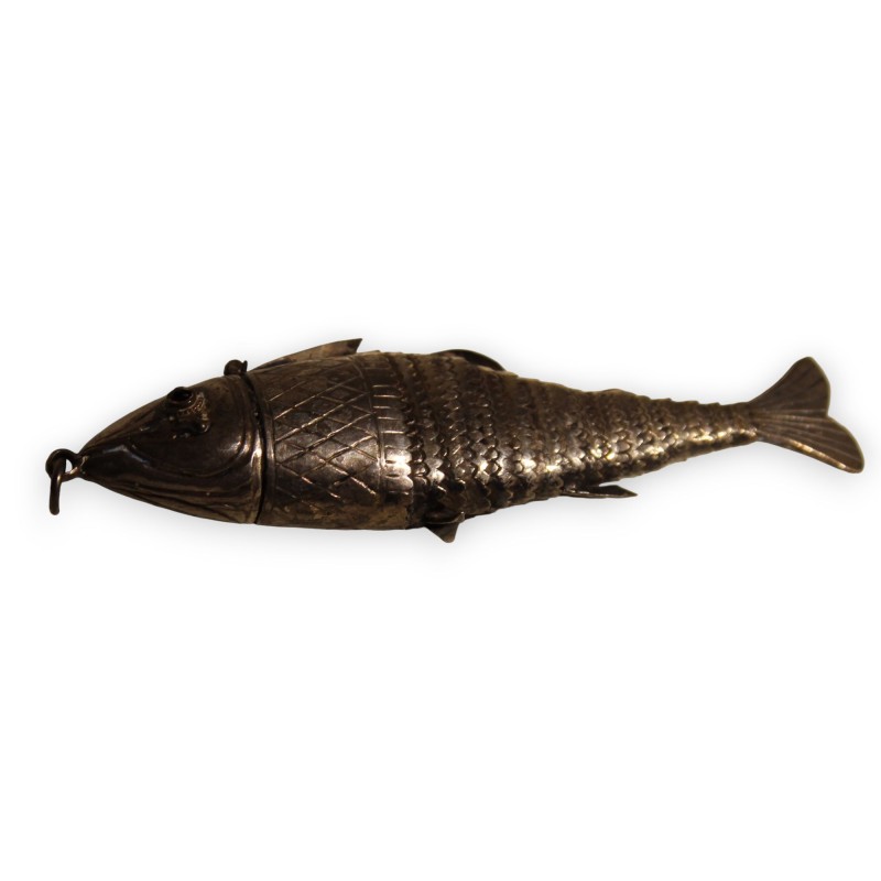 Poisson articulé en argent, yeux rouges