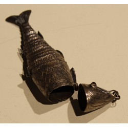 Poisson articulé en argent, yeux rouges