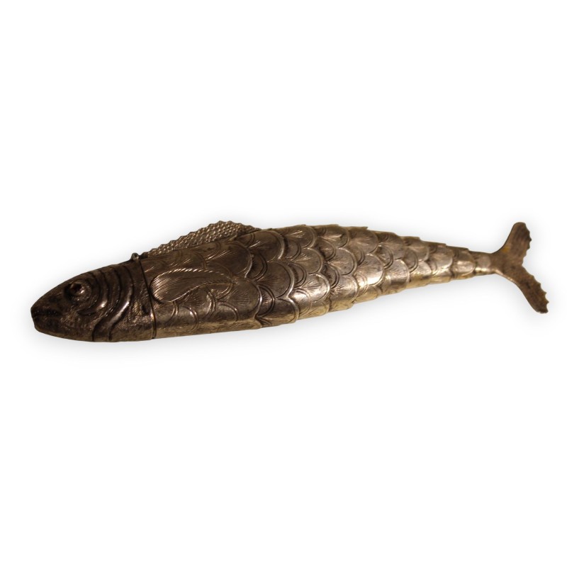 Poisson articulé en argent, yeux rouges
