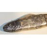 Poisson articulé en argent, yeux rouges