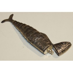 Poisson articulé en argent, yeux rouges