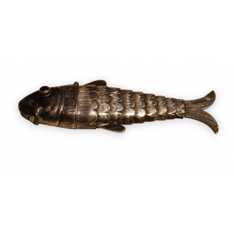 Poisson articulé en argent, yeux rouges
