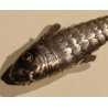 Poisson articulé en argent, yeux rouges