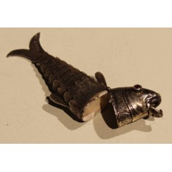 Poisson articulé en argent, yeux rouges
