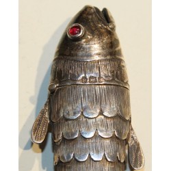 Poisson articulé en argent, yeux rouges