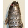 Poisson articulé en argent, yeux rouges