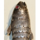 Poisson articulé en argent, yeux rouges