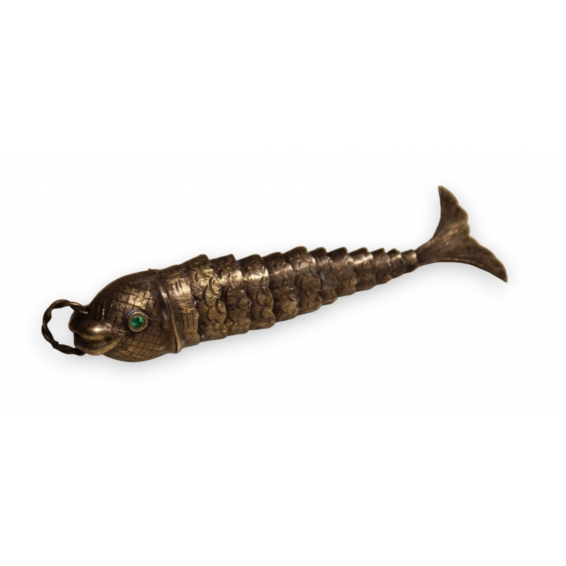 Poisson articulé en argent, yeux verts